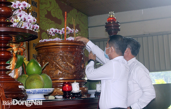 Phó Chủ tịch UBND tỉnh Thái Bảo thực hiện nghi thức dâng hương lễ Phật
