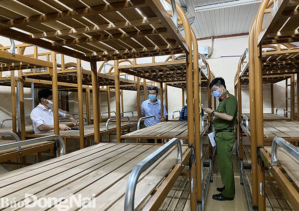 Các thành viên của đoàn kiểm tra kiểm tra thực tế tại phòng bán trú của Trường TH-THCS-THPT Trần Đại Nghĩa nằm trên tầng áp mái của các khối phòng học