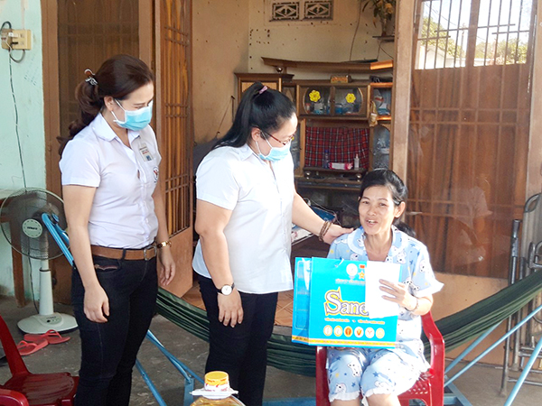 Công đoàn và lãnh đạo Công ty TNHH Dona Pacific Việt Nam (H.Trảng Bom) đến thăm và trao số tiền tập thể lao động quyên góp cho công nhân bị bệnh hiểm nghèo