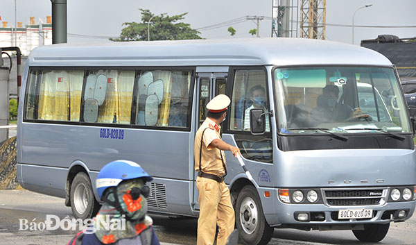 Lực lượng cảnh sát giao thông dừng phương tiện là xe chở khách đến từ TP.HCM. Ảnh: Thanh Hải