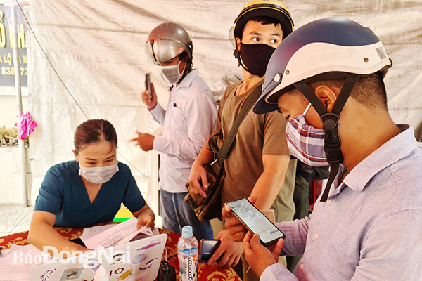 Người dân đi qua chốt kiểm soát buộc phải khai báo y tế, xuất trình kết quả xét nghiệm với SARS-CoV-2.