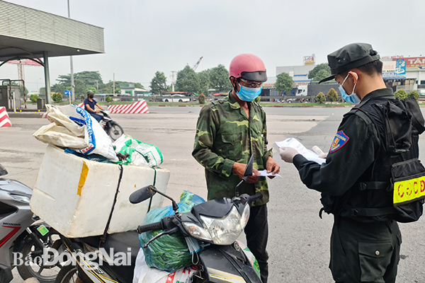 Nhiều trường hợp là người dân thường xuyên qua lại tại Đồng Nai bằng phương tiện xe máy được kiểm tra kỹ, nhưng lực lượng chức năng cũng tạo thuận lợi cho việc lưu thông.