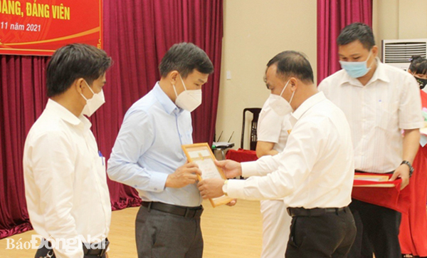 Phó bí thư thường trực Huyện ủy Thống Nhất Nguyễn Huy Du trao huy hiệu Đảng cho các đảng viên