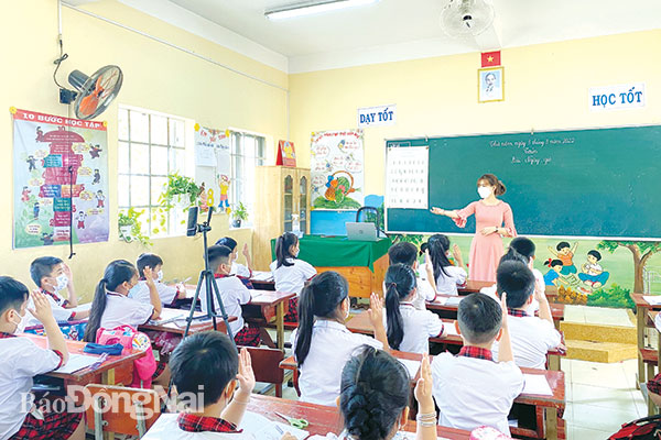 Giáo viên Trường tiểu học Thiện Tân (H.Vĩnh Cửu) dạy học trực tiếp kết hợp trực tuyến