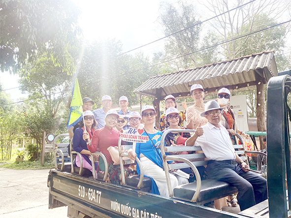 Khách du lịch theo tour do Công ty TNHH Du lịch Thái Loan tổ chức