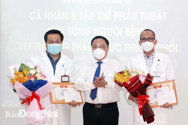 Giám đốc Sở Y tế Phan Huy Anh Vũ tặng giấy khen cho các cá nhân, tập thể Bệnh viện Quốc tế Hoàn Mỹ Đồng Nai