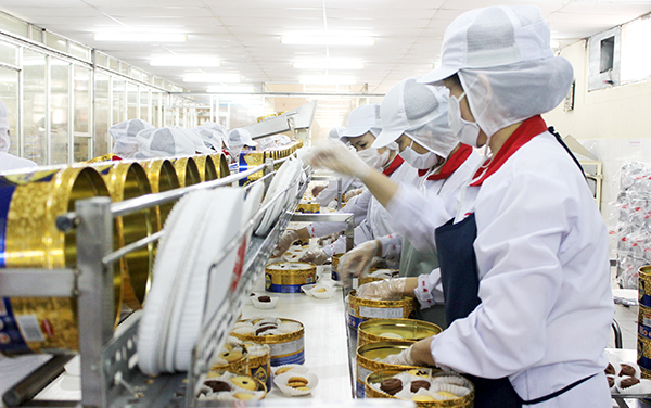 Sản xuất bánh kẹo tại Nhà máy Bibica ở Khu công nghiệp Biên Hòa 1. Ảnh: HƯƠNG GIANG