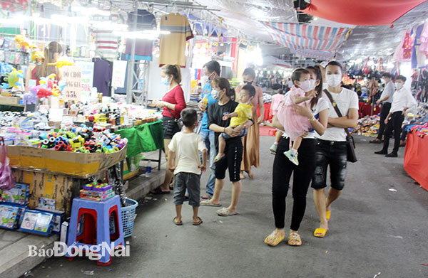 Người dân đến tham quan, mua sắm tại Hội chợ Mua sắm và ẩm thực hàng Việt Nam - Thái Lan năm 2022