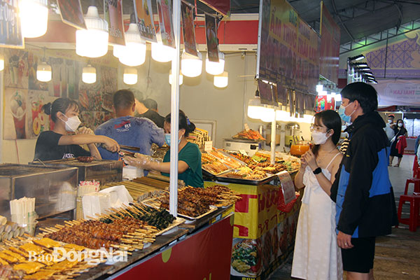 Các gian hàng ẩm thực tại hội chợ thu hút các bạn trẻ