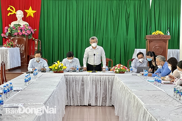 Trưởng ban Pháp chế HĐND tỉnh Tạ Quang Trường phát biểu tại buổi giám sát tại UBND H.Nhơn Trạch. 