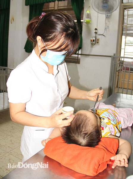 Một bé gái hơn 1 tuổi được cô cho uống thuốc hạ sốt vì mọc răng
