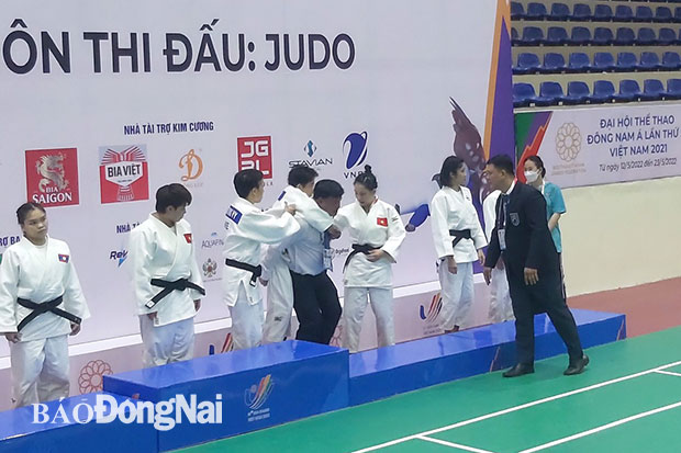 VĐV Trần Lê Phương Nga được Trưởng đoàn bộ môn judo Nguyễn Thái Bình cõng lên bục nhận huy chương