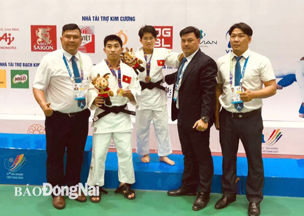 Hai VĐV Đồng Nai Phan Minh Hạnh, Trần Lê Phương Nga chia vui nhận huy chương  SEA Games với ban huấn luyện