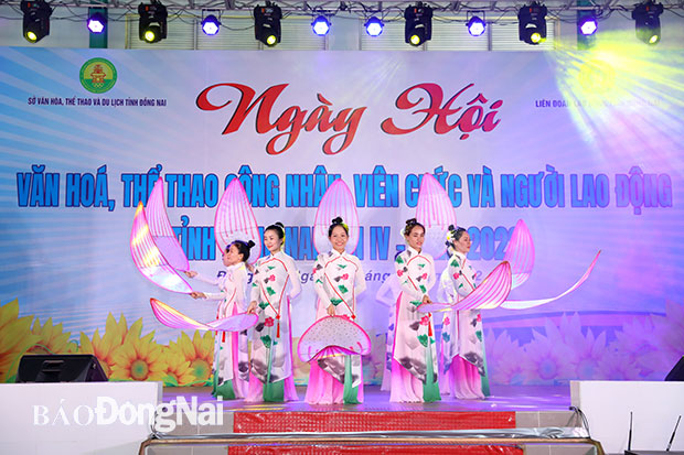 Phần biểu diễn của đoàn LĐLĐ huyện Tân Phú