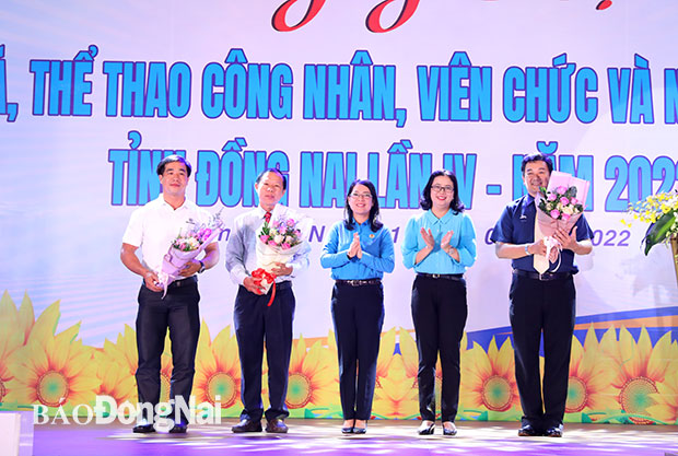Lãnh đạo Liên đoàn Lao động tỉnh và Sở VH-TTDL tặng cờ lưu niệm cho ban giám khảo, trọng tài