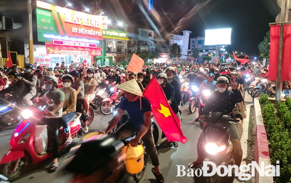 Người dân đổ về Quảng trường tỉnh ăn mừng sau trận thắng chung kết SEA Games 31 giữa Việt Nam và Thái Lan