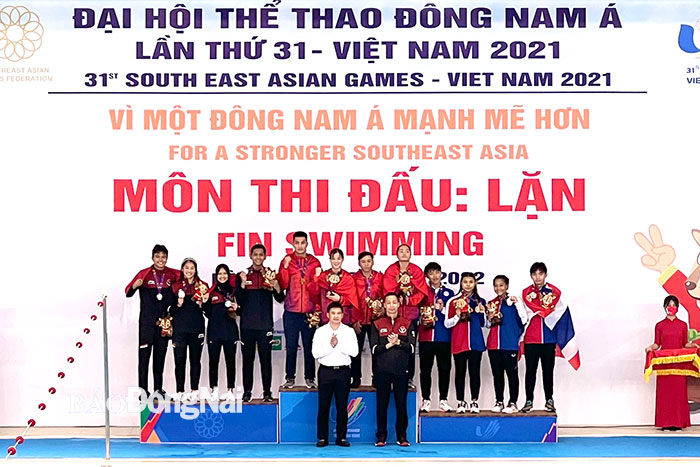 Nguyễn Ngọc Huynh cùng các đồng đội nhận HCV ở nội dung 100m vòi hơi chân vịt đôi đơn nam
