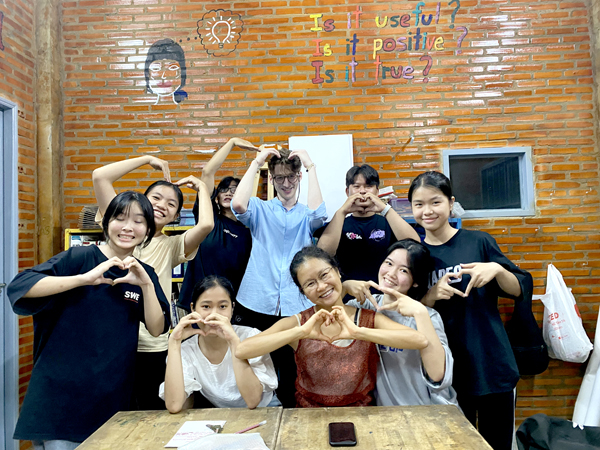 Lớp học tiếng Anh của chị Lê Thị Hằng tại xã Núi Tượng (H.Tân Phú)