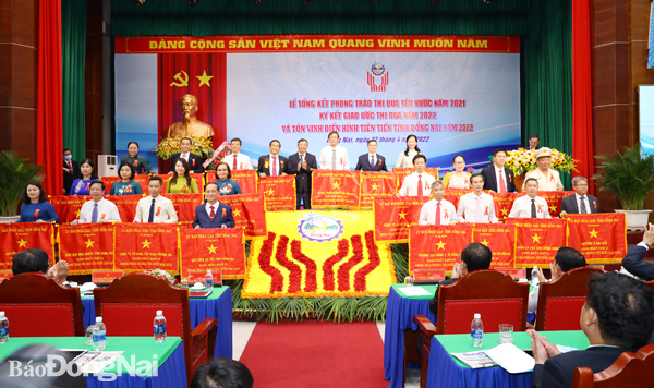 Phó bí thư thường trực Tỉnh ủy Hồ Thanh Sơn trao cờ thi đua xuất sắc hạng nhất cho đại diện các cụm, khối thi đua của tỉnh năm 2021. Ảnh: Huy Anh