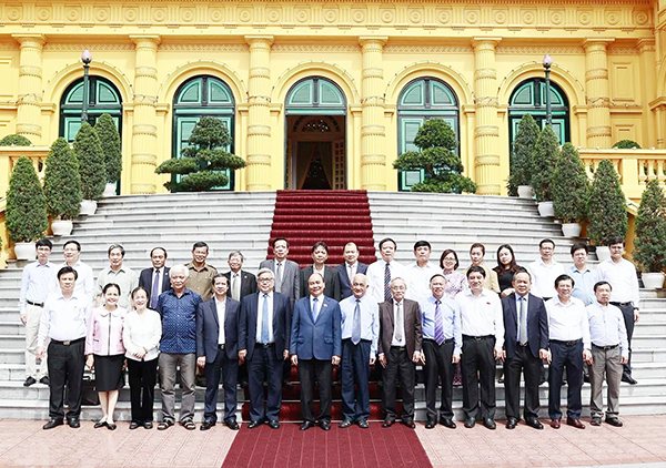 Chủ tịch nước Nguyễn Xuân Phúc gặp mặt thân mật đoàn đại biểu Hội Khoa học lịch sử Việt Nam ngày 3-6