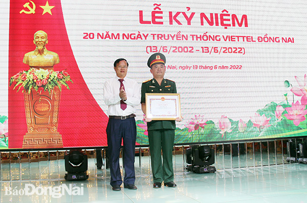 Chủ tịch UBND tỉnh Cao Tiến Dũng tặng bằng khen cho Viettel Đồng Nai