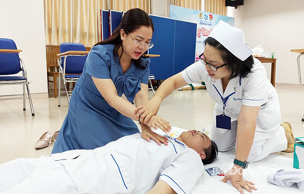 Cán bộ, phóng viên Báo Đồng Nai được hướng dẫn cách sơ cấp cứu ngưng tim ngưng phổi. Ảnh: Hạnh Dung