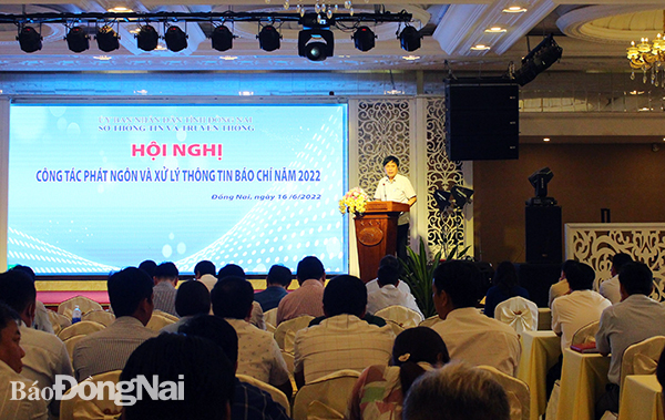 Giám đốc Sở Thông tin và truyền thông Lê Hoàng Ngọc phát biểu khai mạc Hội nghị tập huấn công tác phát ngôn và xử lý thông tin báo chí năm 2022