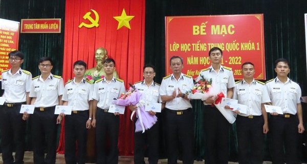  Đại tá Đặng Mạnh Hùng tặng hoa, quà cho giảng viên và học viên xuất sắc