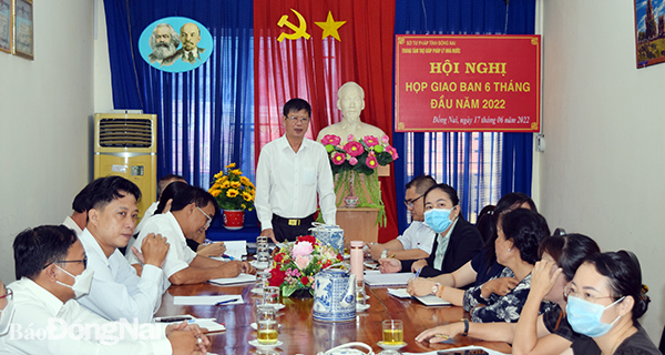 Giám đốc Trung tâm trợ giúp pháp lý Nhà nước tỉnh (Sở Tư pháp) Lê Quang Vinh phát biểu tại hội nghị sơ kết công tác TGPL giúp pháp lý Nhà nước, 6 tháng đầu năm 2022