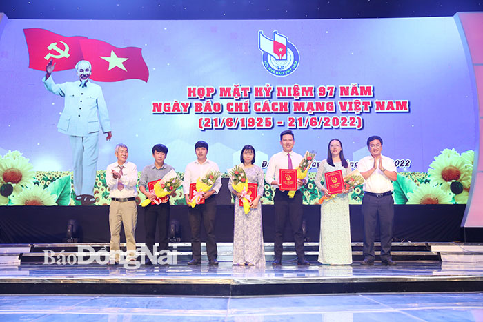 Các tác giả, nhóm tác giả nhận giải ba Giải thưởng Ngòi Viết vàng tỉnh Đồng Nai lần thứ 32. Ảnh: Huy Anh