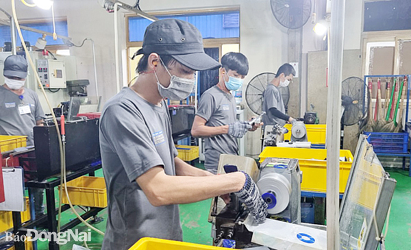 Công nhân Công ty TNHH Zeder Việt Nam (H.Long Thành) phấn khởi sản xuất khi biết sắp được tăng lương
