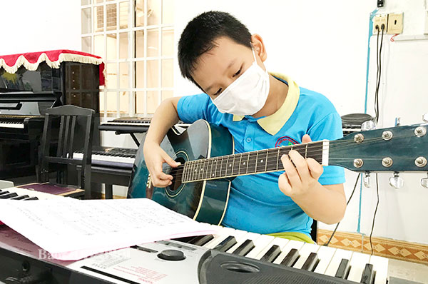 Lớp học đàn tại Trung tâm Âm nhạc Thanh Huy (TP.Biên Hòa). Ảnh: Hải Yến
