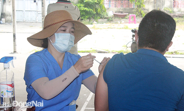 Tiêm vaccine phòng Covid-19 cho người dân trên địa bàn TP.Biên Hòa