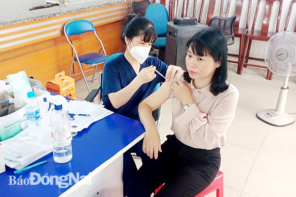 Giám đốc Sở LĐ-TBXH Nguyễn Thị Thu Hiền tiêm vaccine phòng Covid-19 mũi 4.