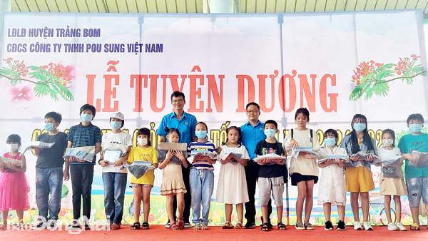 Công đoàn Công ty TNHH Pousung Việt Nam (H.Trảng Bom) khen thưởng con công nhân đạt thành tích học giỏi, sống tốt năm 2022