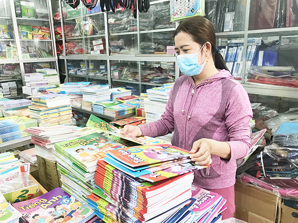Phụ huynh chọn mua sách giáo khoa cho con tại một nhà sách ở TP.Biên Hòa