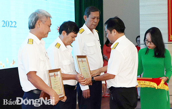 Cục trưởng Cục Thuế Nguyễn Văn Công tặng giấy khen cho các đơn vị hoàn thành hóa đơn điện tử sớm nhất trên địa bàn tỉnh