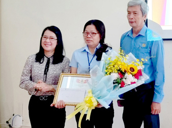 Lãnh đạo Liên đoàn Lao động tỉnh tặng bằng khen cho công nhân Lê Thị Vân