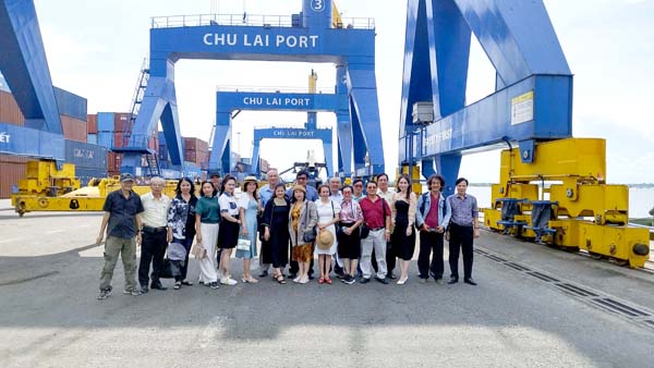 Đoàn văn nghệ sĩ Đồng Nai tại cảng Chu Lai