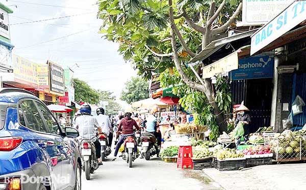 Đường Nguyễn Khuyến (khu vực ngã tư Phú Thọ) bị thu hẹp vì tình trạng “chợ tự phát” lấn chiếm lòng, lề đường