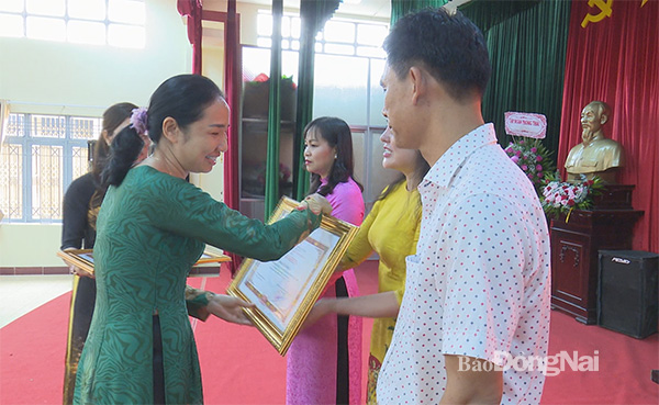 Phó bí thư Huyện ủy Trảng Bom Nguyễn Thị Nga khen thưởng các cá nhân, tập thể