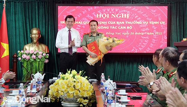 Bí thư Tỉnh ủy Nguyễn Hồng Lĩnh trao quyết định và tặng hoa chúc mừng thiếu tướng Nguyễn Sỹ Quang