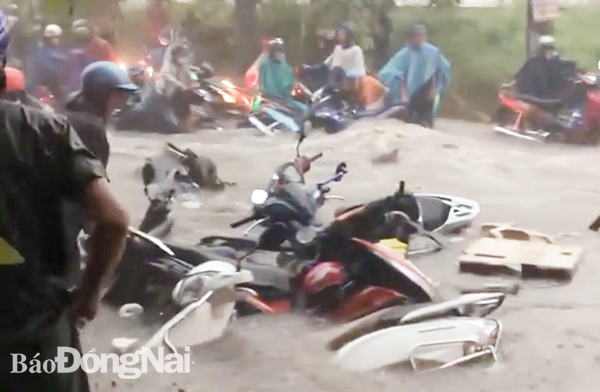 Nhiều xe máy, xe đạp bị nước cuốn đổ trên đường thuộc khu công nghiệp Sông Mây (H.Trảng Bom). Ảnh: CTV