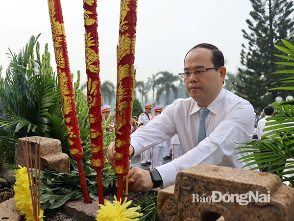 Phó bí thư Tỉnh ủy, Trưởng đoàn đại biểu Quốc hội tỉnh Quản Minh Cường dâng hương tại Đài liệt sĩ