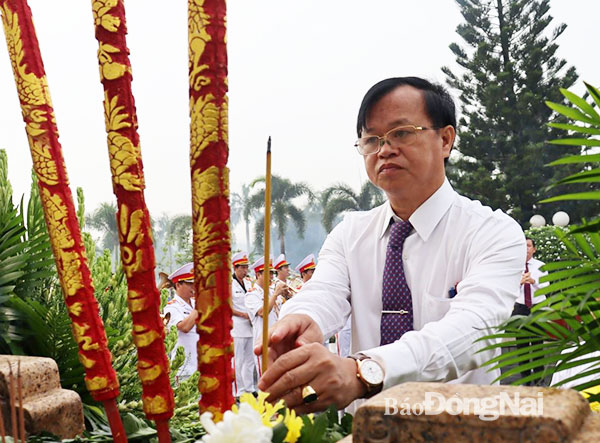 Phó bí thư Tỉnh ủy, Chủ tịch UBND tỉnh Cao Tiến Dũng dâng hương tại Đài liệt sĩ