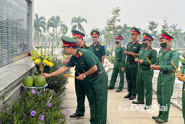 Đại biểu Lực lượng vũ trang dâng hương viếng liệt sĩ