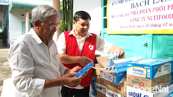 Đại diện Hội Chữ thập đỏ H. Thống Nhất tặng sữa tươi cho Cơ sở bảo trợ xã hội Nhân ái Bạch Lâm