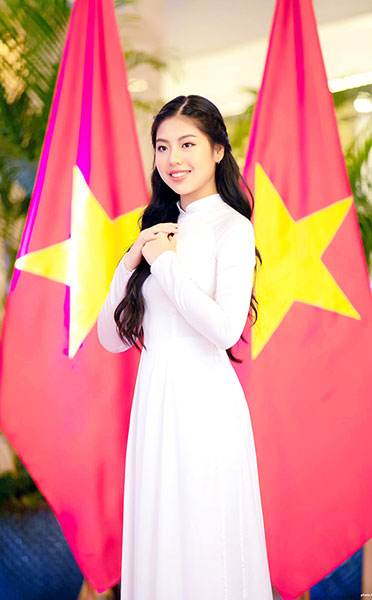 Gia Hân mặc áo dài Việt Nam