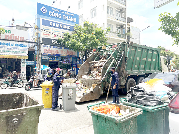 Nhân viên môi trường thu gom rác tại chung cư Thanh Bình (P.Thanh Bình, TP.Biên Hòa)