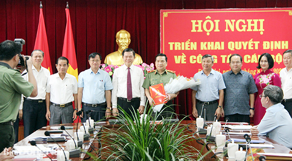 Các đồng chí trong Ban TVTU chúc mừng thiếu tướng Nguyễn Sỹ Quang.